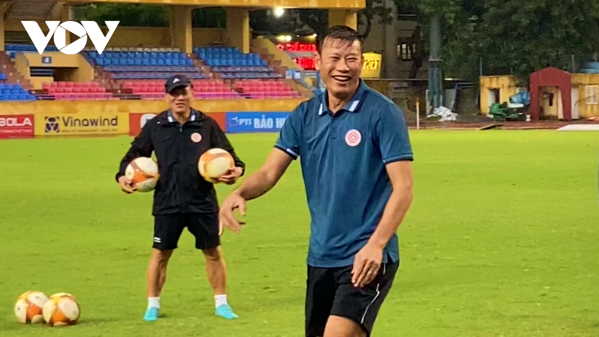 HLV Bảo Khanh bị "hầm" đá ma ngày Viettel FC đội mưa tập chờ đấu Hà Nội FC